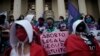Un manifestante sostiene un cartel que dice en portugués "aborto legal, seguro, gratuito" durante una manifestación que marca el "Día por la despenalización del aborto en América Latina y el Caribe", en Río de Janeiro, Brasil. el 28 de septiembre de 2020.