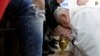 El Papa Francisco besa el pie de un recluso en la prisión juvenil de Casal del Marmo durante su visita para un servicio de lavado de pies, en Roma, Italia, el 6 de abril de 2023. Vatican Media/REUTERS 