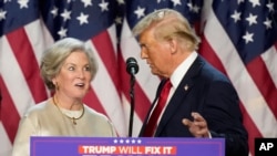 Donald Trump, llama al escenario a Susie Wiles, durante un evento para dar seguimiento a la jornada electoral, el miércoles 6 de noviembre de 2024, en West Palm Beach, Florida