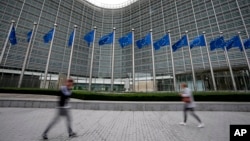 Zastave Evropske unije vijore se ispred sjedišta Evropske komisije u Briselu.