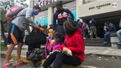 Venezolanos piden a su consulado en Quito, Ecuador, que los regresen a su país.