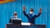 Christophe Mboso Nkodia (à dr.) salue ses pairs à l'Assemblée nationale à Kinshasa, République démocratique du Congo, le 3 février 2021.