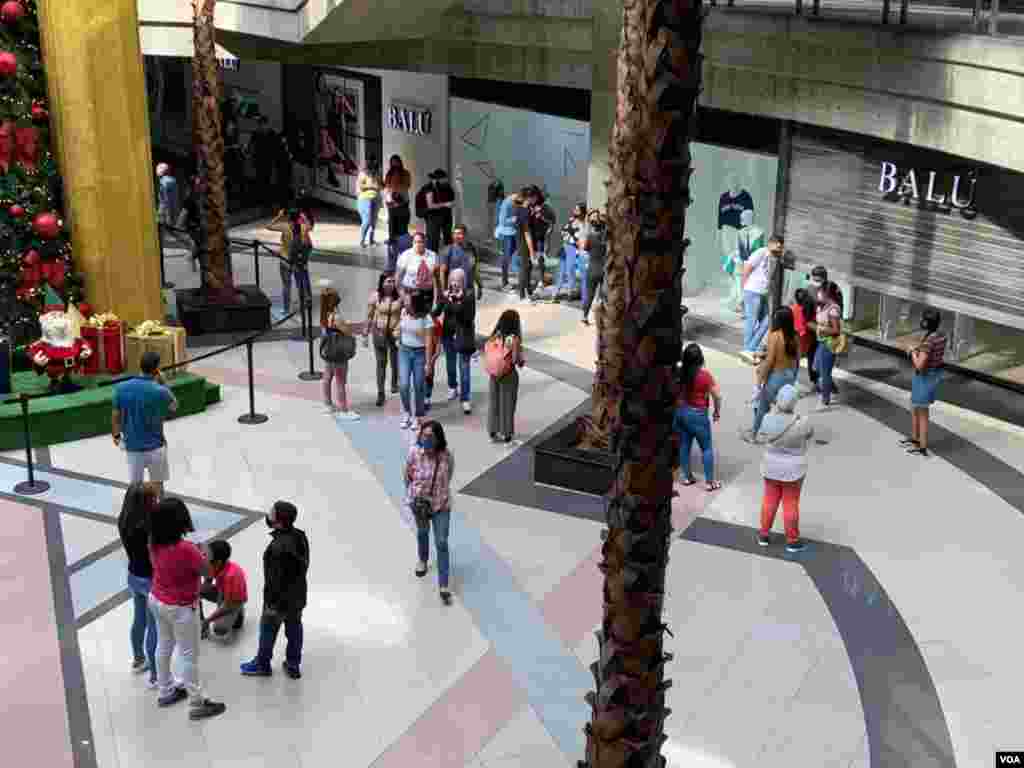 En el centro comercial El Recreo, hacia el centro de la ciudad, otros de los seis centros comerciales visitados por la VOA, eran las tiendas de ropa, accesorios y calzados las que ten&#237;an los descuentos. Foto: Luisana Solano - VOA