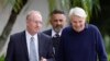 Michael Jeffries (kanan), mantan CEO Abercrombie & Fitch meninggalkan pengadilan didampingi pengacaranya Brian Bieber (kiri) menyusul persidangan di West Palm Beach, Florida, 22 Oktober 2024. (Foto:Rebecca Blackwell/AP Photo)