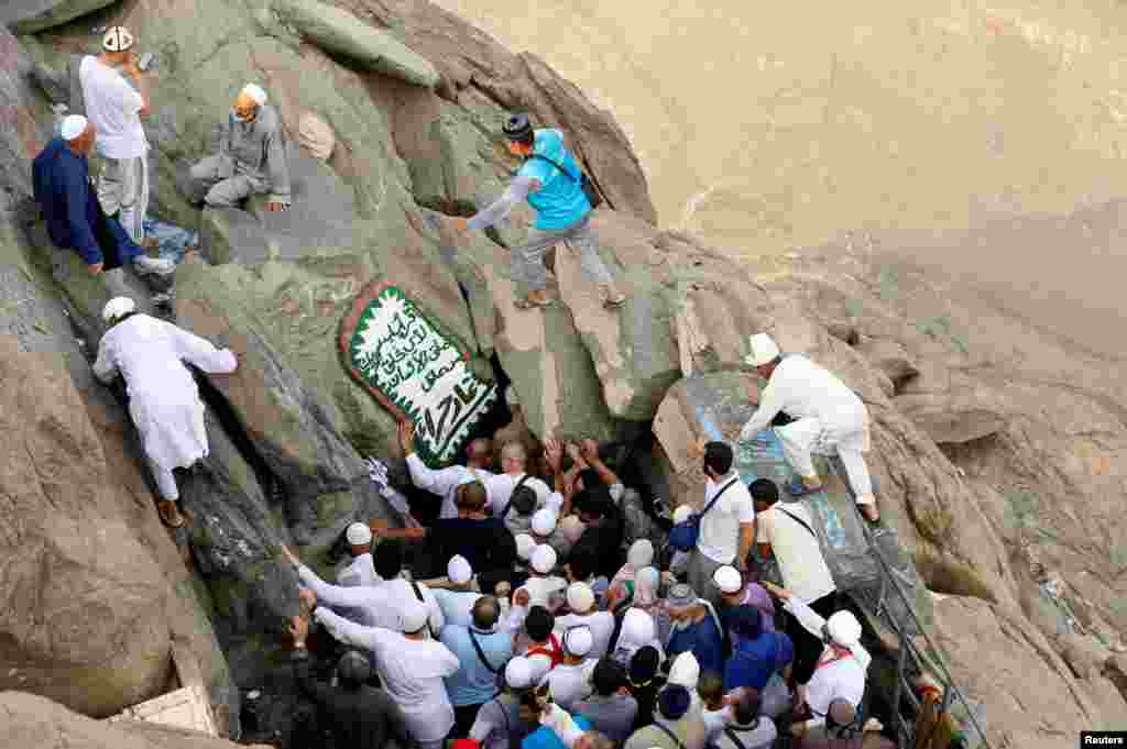 Para jamaah Haji mengunjungi gua Hira, di puncak Jabal Al-Noor, Mekkah, tempat di mana Nabi Muhammad SAW menerima wahyu untuk pertama kalinya.