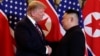 El presidente de EE.UU., Donald Trump, estrecha la mano del líder de Corea del Norte, Kim Jong Un, el miércoles, 27 de febrero de 2019, en Hanoi, Vietnam.
