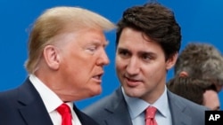 ARCHIVO - El presidente de Estados Unidos, Donald Trump, a la izquierda, y el primer ministro canadiense, Justin Trudeau, hablan antes de una mesa redonda de la OTAN en el hotel y resort The Grove en Watford, Hertfordshire, Inglaterra, el 4 de diciembre de 2019.