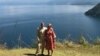 Raja Willem-Alexander dan Ratu Maxima dari Kerajaan Belanda berpose di Bukit Singgolom, Toba, Sumut. Kamis 12 Maret 2020. (VOA/Anugrah Andriansyah)