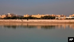 En esta foto de archivo del 3 de enero de 2020, se ve la Embajada de Estados Unidos desde el otro lado del río Tigris en Bagdad, Irak. Tres cohetes impactaron en Bagdad el 22 de febrero de 2021, con dos de ellos cayeron en la Zona Verde.