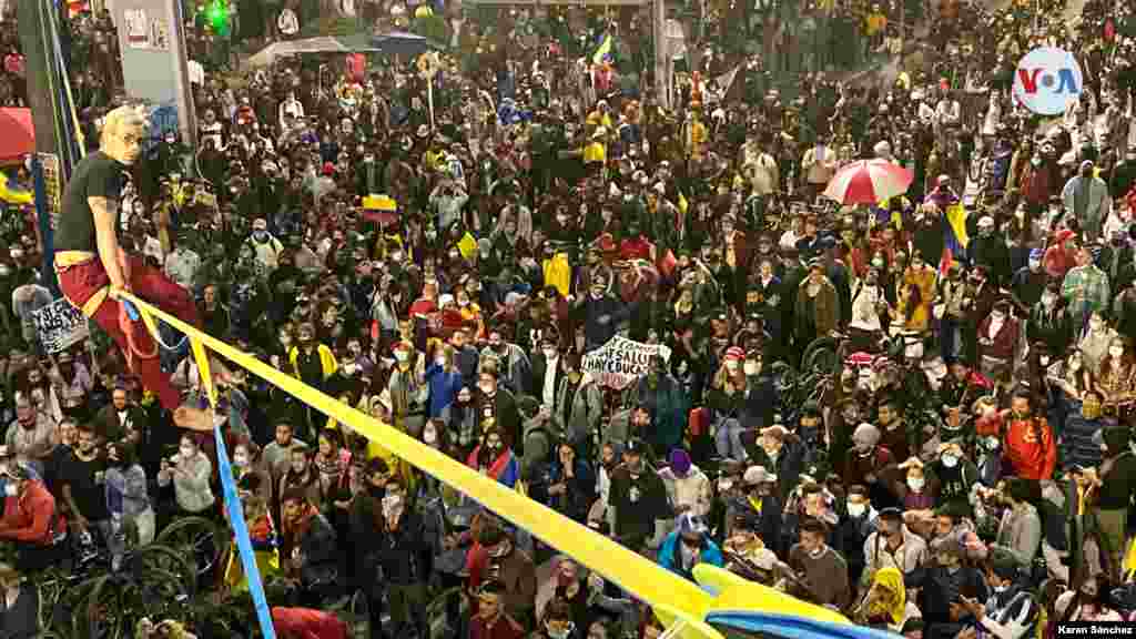 Las manifestaciones del mi&#233;rcoles contrastaron con otras jornadas violentas, que seg&#250;n la Defensor&#237;a del Pueblo, dejan 42 v&#237;ctimas mortales. No obstante, organizaciones locales continuaron denunciando abusos y enfrentamientos.