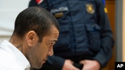 En esta imagen de archivo, el futbolista brasileño Dani Alves durante un juicio en Barcelona, España, el 5 de febrero de 2024.