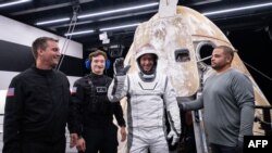 Esta fotografía proporcionada por SpaceX y Polaris el 15 de septiembre de 2024 muestra a Scott Poteet, piloto de la misión, saliendo de la cápsula "Dragon" de la misión tripulada Polaris Dawn después de que amerizó frente a la costa de Dry Tortugas, Florida, EE. UU.