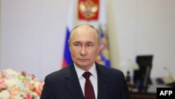En esta fotografía de grupo distribuida por la agencia estatal rusa Sputnik, el presidente Vladimir Putin felicita a las mujeres rusas desde su residencia en Moscú, el 8 de marzo de 2024.