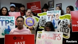 Salvadoreños asisten a una conferencia de prensa en la Coalición de Inmigración de Nueva York, luego de que la administración Trump anunció el fin del Estatus de Protección Temporal para los ciudadanos de El Salvador.