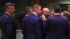 El presidente del Consejo Europeo, Charles Michel, en el centro, es recibido por el primer ministro español, Pedro Sánchez, de segunda derecha, y el presidente rumano, Klaus Werner Ioannis, de centro izquierda, durante una reunión de mesa redonda en una c