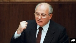 ARCHIVO - El presidente soviético Mikhail Gorbachev dice en Moscú que un comandante militar local ordenó el uso de la fuerza en la república separatista de Lituania, donde un asalto de las tropas soviéticas el 13 de enero de 1991 cobró 14 vidas. Gorbachev murió a los 91 años. (Foto AP/Boris Yurchenko, archivo)