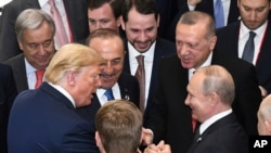 El presidente de Estados Unidos, Donald Trump, se da la mano con el presidente ruso, Vladimir Putin durante de la cumbre del G-20 en Osaka, Japón, junio 29 de 2019.