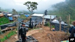 ARCHIVO - Esta foto de archivo difundida por la Policía nacional de Ecuador ene julio de 2019 muestra un asentamiento de minería de oro ilegal durante un operativo en Buenos Aires, Ecuador.