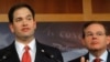 Los senadores Marco Rubio, en primer plano, y Bob Menéndez durante una rueda de prensa, en enero de 2013.