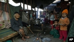 ကေအိုင်အိုနဲ့ မြန်မာစစ်တပ်ကြား တိုက်ပွဲတွေ ဆက်လက်ဖြစ်ပွားနေတဲ့အတွက် တရုတ်နယ်စပ် ဒုက္ခသည်စခန်းက ကချင်ဒုက္ခသည်တွေ နေရပ်မပြန်ရဲသေးပဲဖြစ်နေပါတယ်။ 