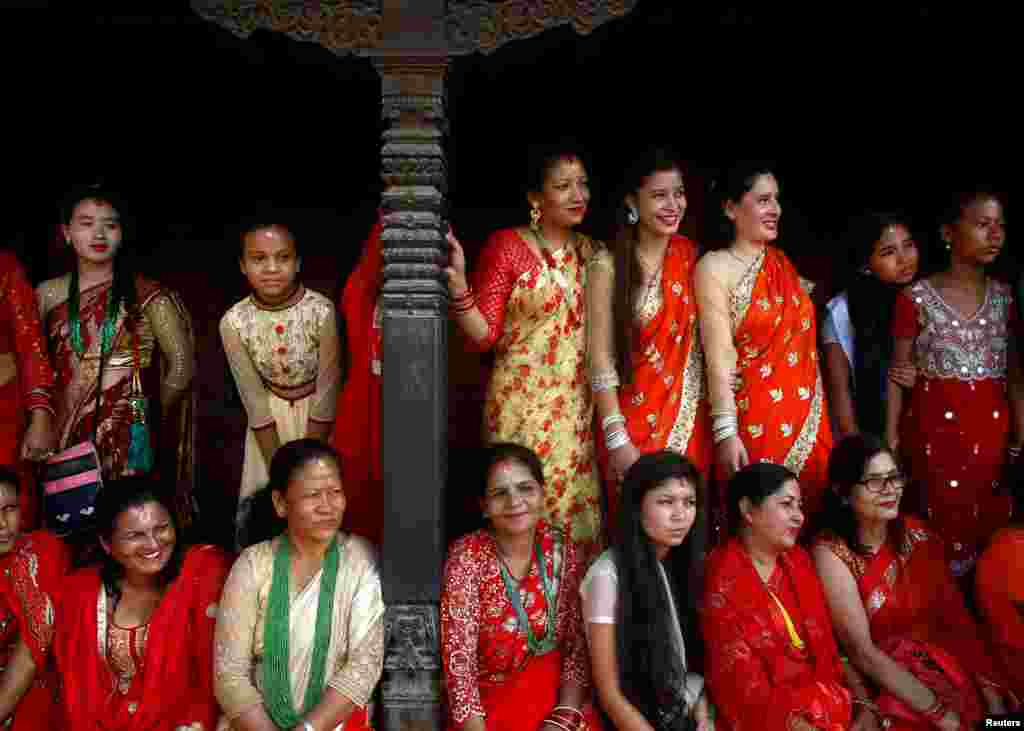 ប្រជាជនមើលក្រុមស្រ្តីច្រៀងនិងរាំក្នុងព្រះវិហារ Pashupatinath ក្នុងពិធីបុណ្យ Teej ក្នុងទីក្រុង Kathmanduប្រទេសនេប៉ាល់។