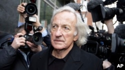 ARCHIVO - El periodista John Pilger, defensor del fundador de Wikileaks Julian Assange, llega a la corte de Westminster en Londres, para la audiencia de fianza de Assange, el martes 14 de diciembre de 2010. 