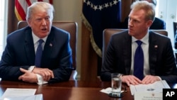 Shugaba Donald Trump tare da Patrick Shanahan 