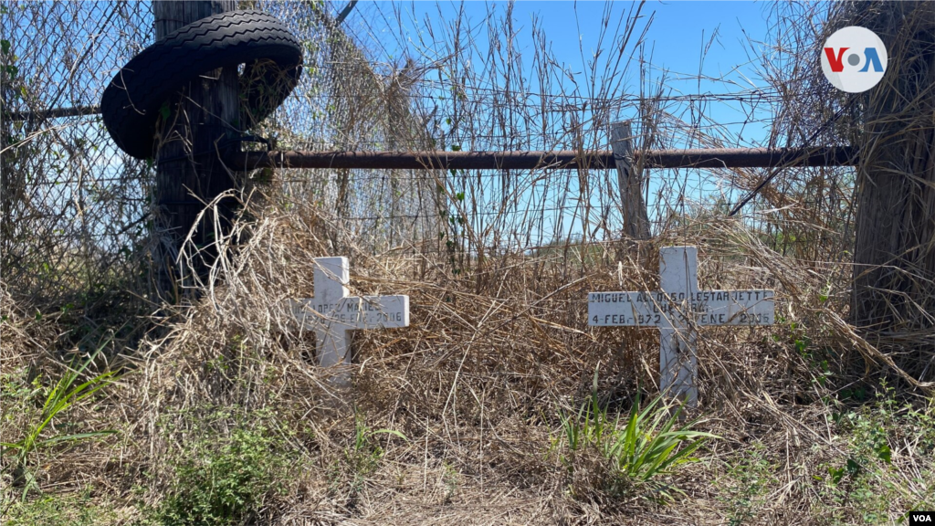 Estas dos cruces representan a dos inmigrantes que perdieron la vida despu&#233;s de un accidente al norte de la garita inmigratoria en Falfurrias, Texas, despu&#233;s que las autoridades intentaran parar el veh&#237;culo en el que ven&#237;an”.