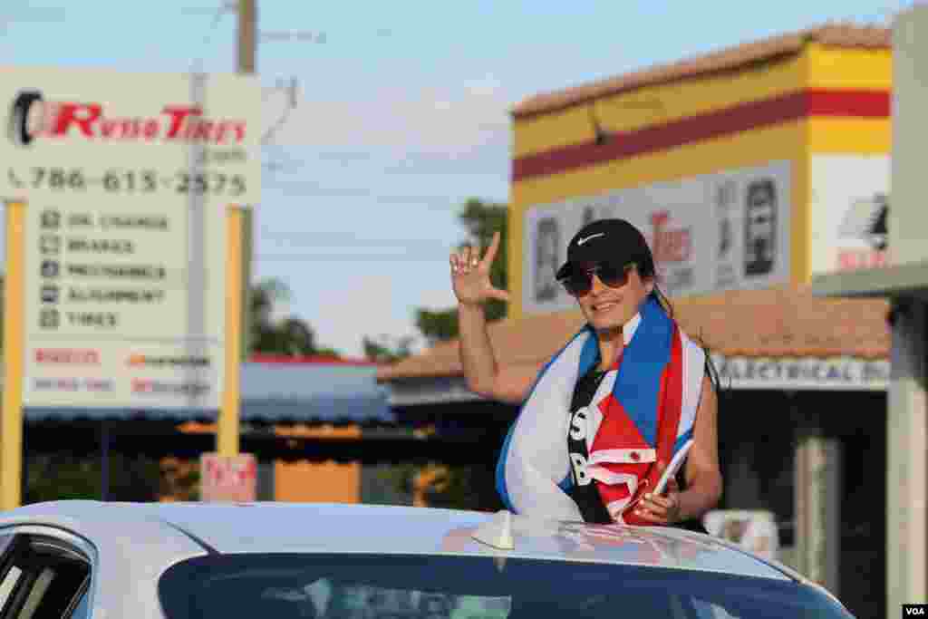 Una joven hace la se&#241;al de &quot;Libertad&quot; en camino a la manifestaci&#243;n a trav&#233;s de la Calle 8 en Miami, Florida, en apoyo a las protestas sucedidas el domingo 11 de julio de 2021. Foto: Luis F. Rojas, VOA.