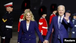 El presidente de Estados Unidos, Joe Biden, y su esposa Jill, a su llegada al aeropuerto de Cornwall, Inglaterra, el 9 de junio de 2021. 