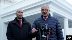 Los líderes demócratas en el Congreso, el congresista Hakeem Jeffries, a la izquierda, y el senador Chuck Schumer, conversan con los medios tras ser recibidos por el presidente Joe Biden en la Casa Blanca, el 17 de enero de 2024.
