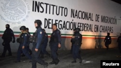 El Instituto Nacional de Migración (INM) reportó en la noche del jueves 25 de abril del 2019 en un comunicado una "salida no autorizada de amplia escala" desde la Estación Migratoria Siglo XXI en la ciudad de Tapachula en el sureño estado de Chiapas, en la frontera con Guatemala.