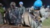Esta fotografía difundida el 26 de enero de 2025 por el Ejército uruguayo muestra a soldados de las Fuerzas Armadas de la República Democrática del Congo entregando sus armas a soldados uruguayos de la Misión de Estabilización de la ONU en Goma, República Democrática del Congo.