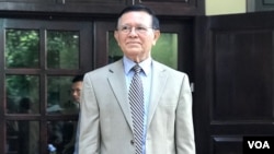 លោក​កឹម សុខា​ ប្រធាន​គណបក្ស​សង្គ្រោះ​ជាតិ​ដែល​ត្រូវ​រំលាយឈរនៅមុខគេហដ្ឋានរបស់លោក បន្ទាប់​ពី​បាន​ជួប​ជាមួយ​​លោកស្រី Budliger Artieda ឯកអគ្គរដ្ឋទូតប្រទេស​ស្វីស​ នៅរាជធានី​ភ្នំពេញ​ ថ្ងៃទី២៨ ខែ​មករា​ ឆ្នាំ២០២០។ 