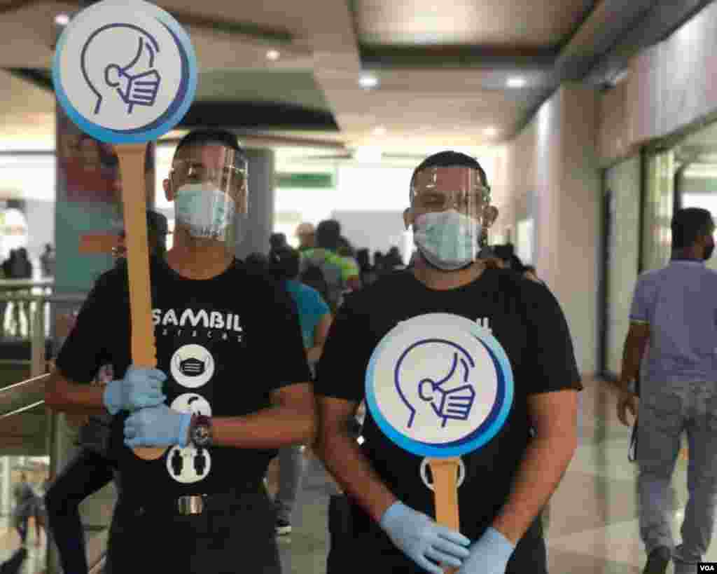 Los centros comerciales visitados mantuvieron sus protocolos de bioseguridad ya establecidos y la mayor&#237;a de las tiendas ten&#237;a, adem&#225;s, un l&#237;mite reducido de aforo. Foto: Fabiana Rond&#243;n - VOA.