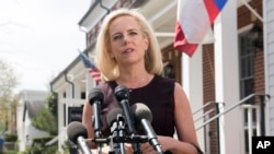La exsecretaria de Seguridad Nacional de EE.UU. Kirstjen Nielsen, hace declaraciones fuera de su residencia en Alexandria, Virginia, el 8 de abril de 2019.