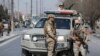 Le personnel de sécurité afghan inspecte le site d'un attentat à la bombe meurtrier à Kaboul, en Afghanistan, le mardi 9 février 2021. (Photo AP / Rahmat Gul)