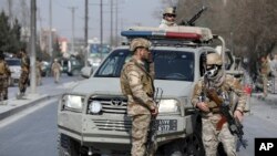Le personnel de sécurité afghan inspecte le site d'un attentat à la bombe meurtrier à Kaboul, en Afghanistan, le mardi 9 février 2021. (Photo AP / Rahmat Gul)