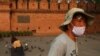 ချင်းမိုင်မြို့အတွင်း mask တပ်ထားသည့် ဒေသခံတယောက်ကို တွေ့ရစဉ် 