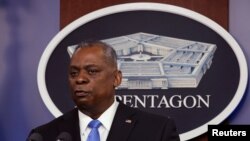 El secretario de Defensa de EE.UU., Lloyd Austin, habla al personal del Departamento de Defensa durante una visa del presidente Joe Biden al Pentágono, en Arlington, Virginia, el 10 de febrero de 2021.