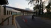 Un policía pasa en bicicleta después que el presidente de El Salvador, Nayib Bukele, ordenó el cierre del aeropuerto para evitar la diseminación del coronavirus en el Aeropuerto Internacional San Oscar Romero de San Salvador.