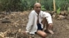 រូបឯកសារ៖ លោក​អោ​ អាន​ អតីត​មេ​បញ្ជាការ​រង​ភូមិ​ភាគ​កណ្តាល​ គ្រប់គ្រង​គុក មន្ទីរ​សន្តិសុខ​ ក្នុង​របប​ខ្មែរ​ក្រហម​ កំពុង​សម្អាត​ដី​ចម្ការ​របស់​លោក​ក្នុង​ស្រុក​កំរៀង​ ខេត្ត​បាត់​ដំបង​ ថ្ងៃ​ទី​១៥​ ខែធ្នូ​ ឆ្នាំ​២០១៩។ (ហ៊ុល រស្មី/VOA)