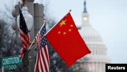 资料照：美中国旗在华盛顿宾夕法尼亚大道上飘扬，背景是国会大厦。