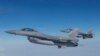 Los aviones F-16 vuelan durante un evento de exhibición de la OTAN en una base aérea en Malbork, Polonia, el 21 de marzo de 2023.