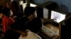 Remaja Indonesia mengakses akun media sosial mereka di sebuah kafe internet di Jakarta (foto: ilustrasi).