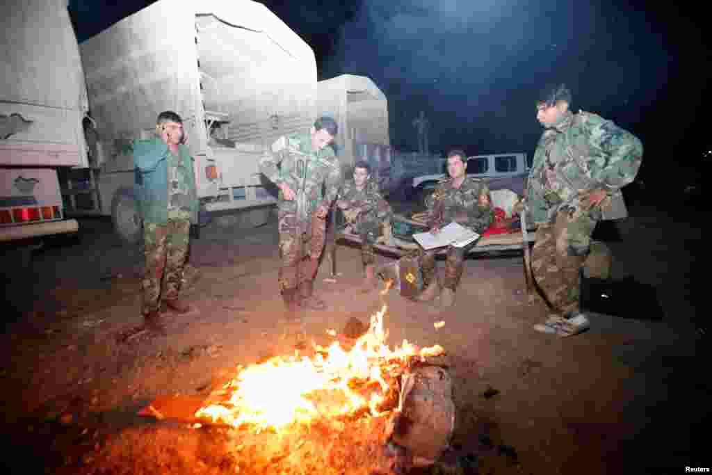 Pasukan Peshmerga Kurdi berkumpul di sebelah timur Mosul dalam persiapan menyerang Mosul, Irak (16/10). (Reuters/Azad Lashkari)
