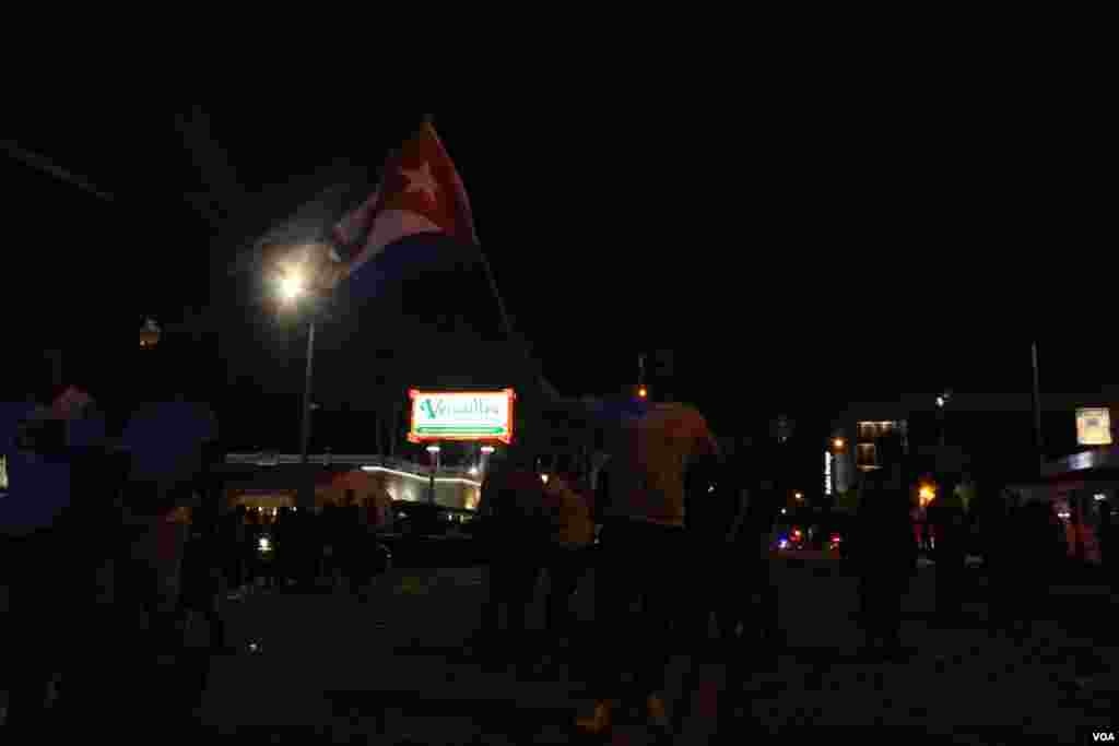 El restaurante Versailles volvi&#243; a ser centro de manifestaciones en la Calle 8 en Miami, Florida, en apoyo a las protestas sucedidas en la isla el domingo 11 de julio de 2021. Foto: Luis F. Rojas, VOA.