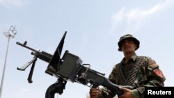 Un miembro de las fuerzas de seguridad afganas vigila en un vehículo del ejército en la base aérea estadounidense de Bagram, después de que las tropas estadounidenses la abandonaron, en la provincia de Parwan, Afganistán , el 5 de julio de 2021.