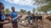 Warga desa Mudzi, Zimbabwe, tampak memompa air saat kekeringan melanda wilayah tersebut pada 2 Juli 2024. (Foto: AP/Aaron Ufumeli)
