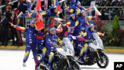 Agentes de policía actúan en motocicletas durante el desfile militar del Día de la Independencia en Caracas, Venezuela, el viernes 5 de julio de 2024. Venezuela celebra 213 años de independencia de España.